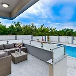 With Pool, 50 M From The Sandy - Id 2209 By Traveler Tourist Agency Krk * Zaton (Zadar)